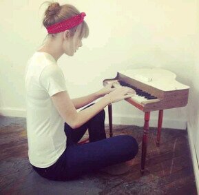 Taylor swift / just bot not real (real:@taylorswift13♡)..Nice to meet you. :D