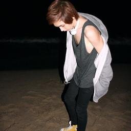 แค่ถ้อยคำ พวกมึงก็เชื่อ วันนี้มันรัก พรุ่งนี้มันเกลียด มีไรแน่นอน จริงใจไรกับมันมากครับ? มึงกล้ารักพอเจ็บมึงก็ต้องเข้มแข็งสิ .