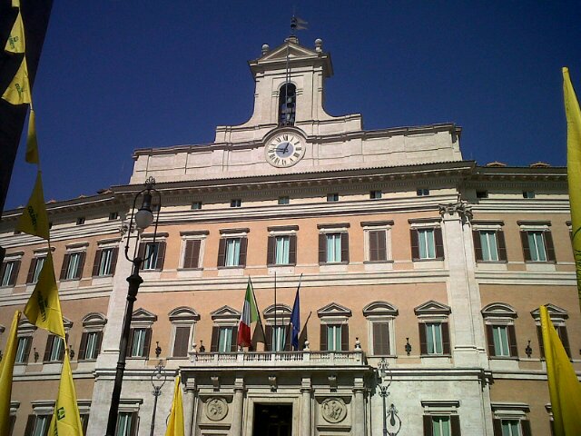 Funzionario presso Comune di Lucca, marito di Valentina Del Corso, avvocato e appassionato di calcio, politica e di libri...