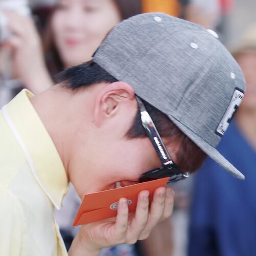 추우니까 얼른 들어가세요
