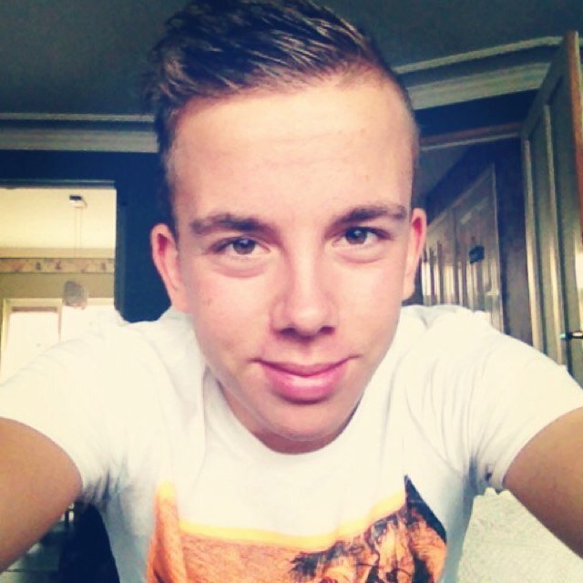 Hallow mensen en andere aardappels! Dit is het officiële Twitter account van LeDutchies. Ik ben Thomas en ik maak filmpjes voor YouTube :D.