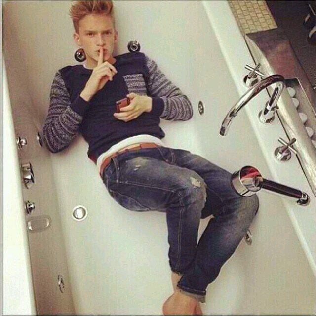 goodvibesonly's profile picture. you know what i love the most? you'll find it in my tweets