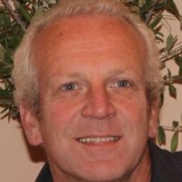 Familie - en Organisatieopstellingen, dialogisch spirituele opstellingen, dialoog- proceswerk in organisaties en communities.