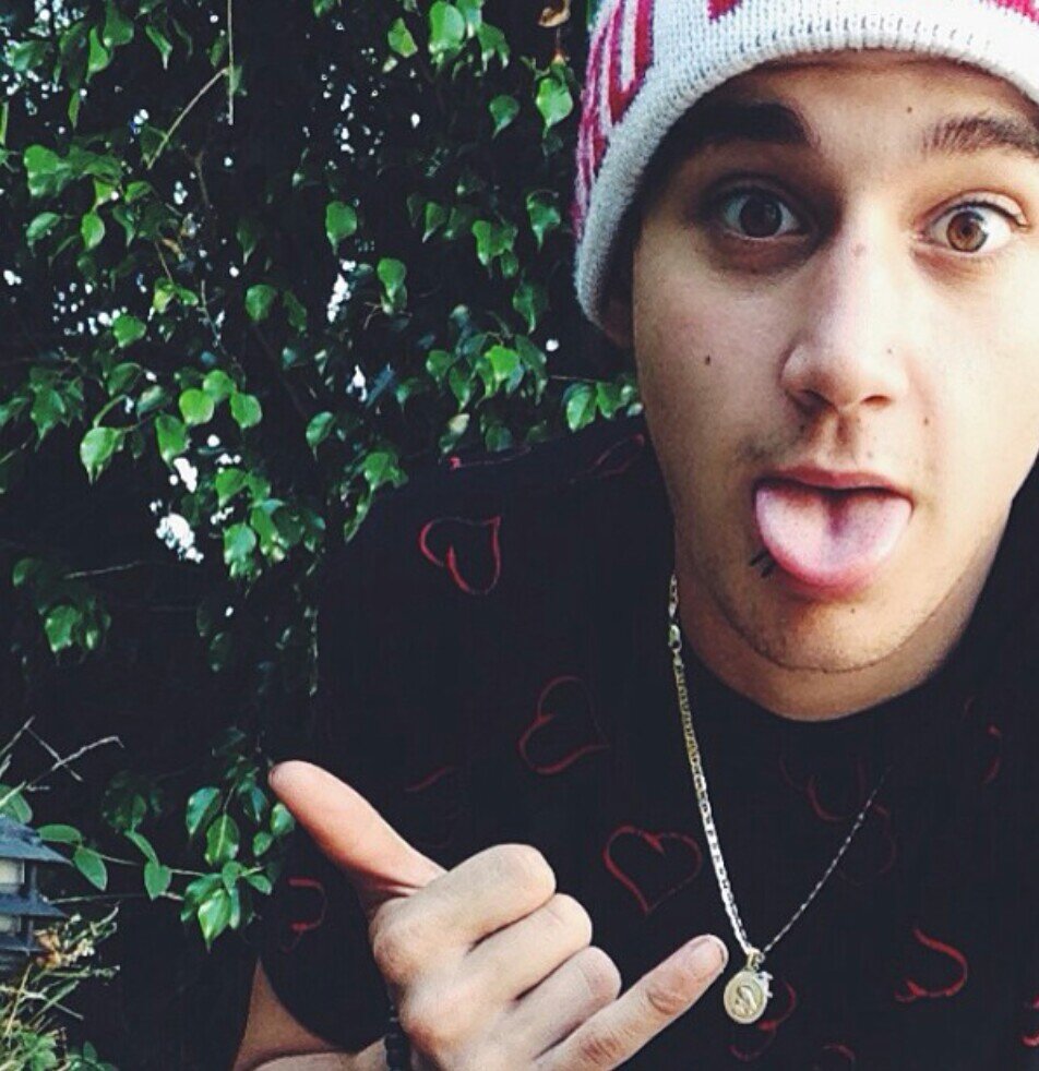 Youtuber, band member of the Janoskians 
Twin to Jason and brother to Kyle.Max, Xavier, and Mike are mine;) #Zuffy