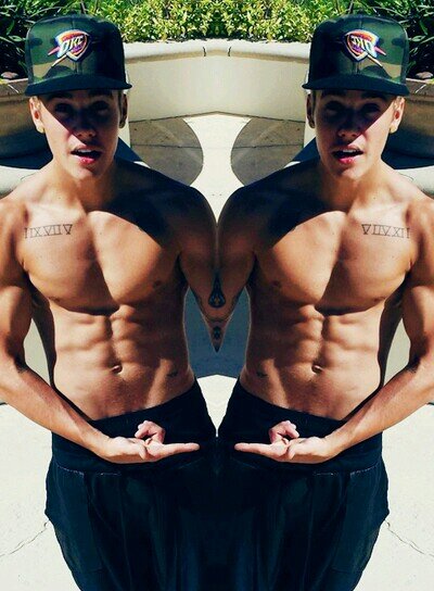 Forever Belieber ❤

╰☆╮11.03.10 & 07.02.13╰☆╮ 