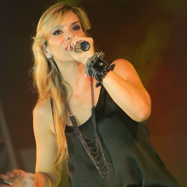 Twitter oficial da cantora FLAVIA MENDONÇA. Acesse o site.