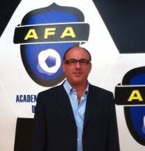 Director Técnico de Fútbol, Entrenador Nacional de Fútbol. UEFA “PRO”· Nivel-3
Técnico Deportivo Superior en Fútbol (Consejo Superior Deportes) y Catedrático.