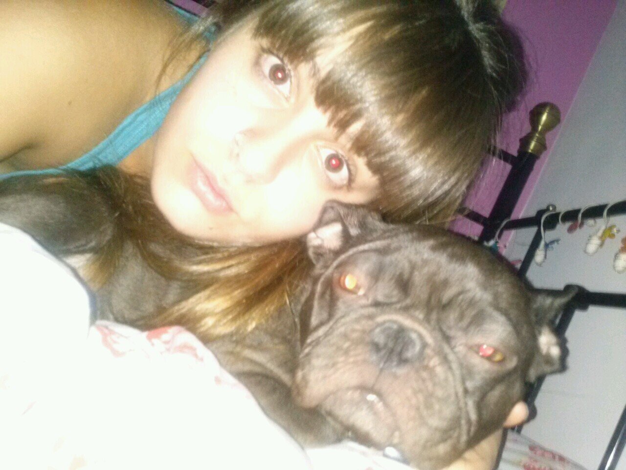 Vivo más de noche que de día, sueño más despierto que dormido, bebo más de lo devería, los domingos me suelo jurar que cambiaré de vida.