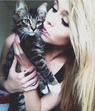 Im ally. Im 19. Older sister to Beau, Dakota, Autumn. @PcyneFraun @GemmaAnneStyls