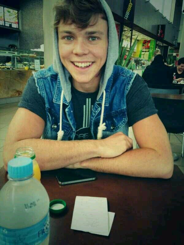I love 5sos and follow my other account @5sosimagines1 plz :)