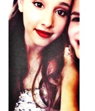 ARIANA GRANDE PLEASE FOLLOW ME! Follow me i follow back