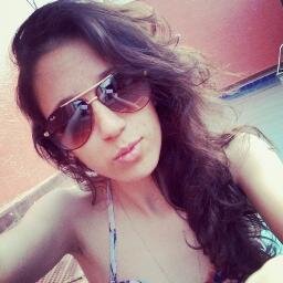 Canceriana, 16 anos, preguiçosa, chata, ciumenta, viciada em livros. oi (: