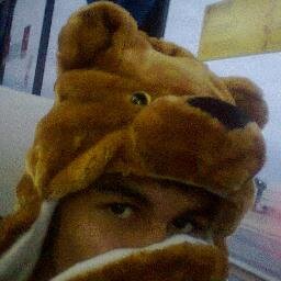 um garoto que imagino até que sonha de mais, quer muitas coisas, chora, sorri, grita, é louco, é sensivel, é imaturo, birrento... mas amigo :3 conselheiro... s2