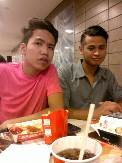 Hye ! I'm mohd haniff , call me anep ! Saya seorang yang suka berkawan dan pemalu sikit . Tapi saya periang orang nye ☺☺ i follow you , you follow me okay =)