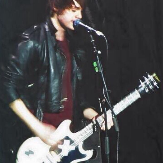 please follow @lukeshines :))