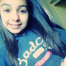 Ela é boba, ri de tudo e faz palhaçada. Ela sabe ser seria, fria e grossa. Ela é romântica, sentimental e se apega muito fácil.... Ela sou eu!
