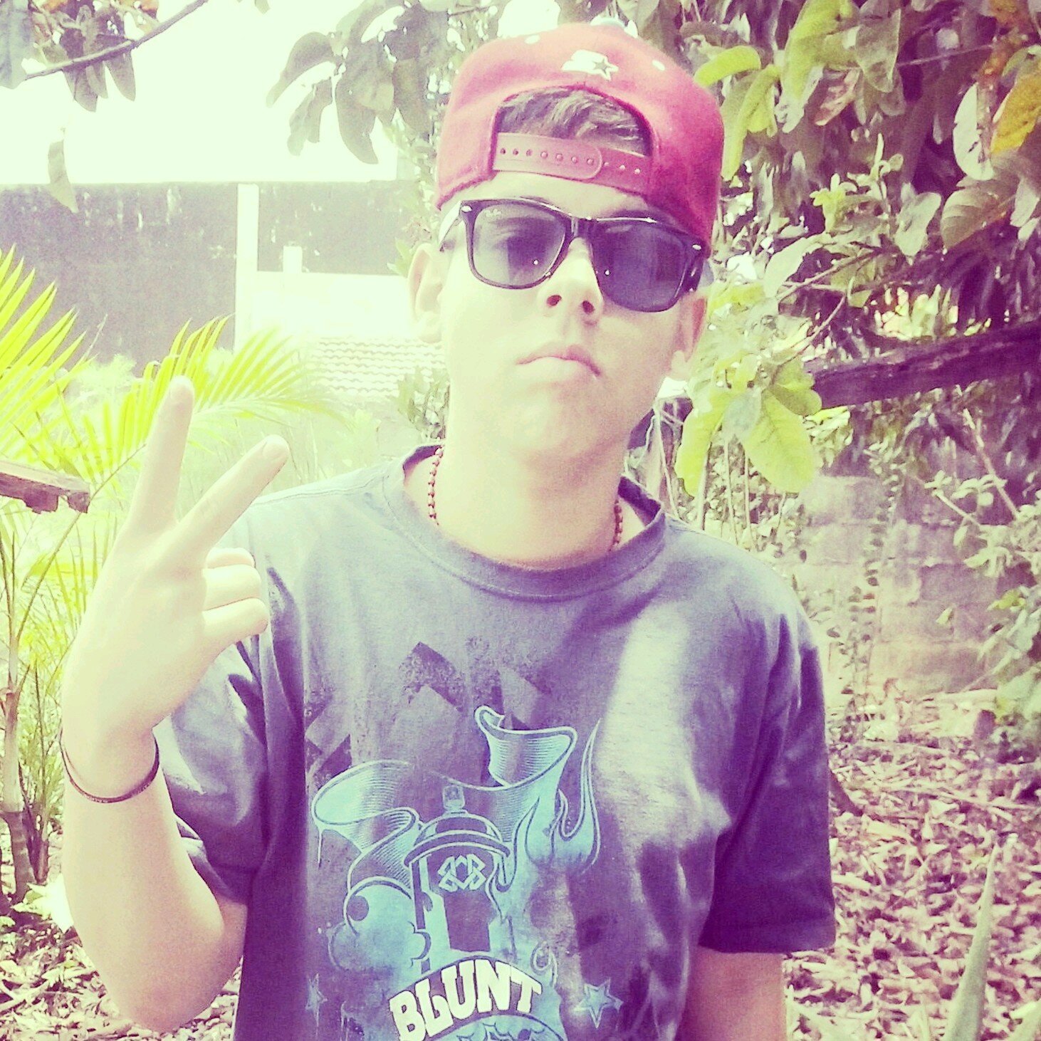 ooiee meu nome eduardo ribeiro  danço free step , sensualize , e hip hop. ando de sk8 . brasil follow-me , agora me bja  ♥