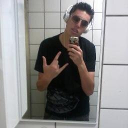 Amo Rock N' Roll e sou fã do SLIPKNOT, 19 anos...