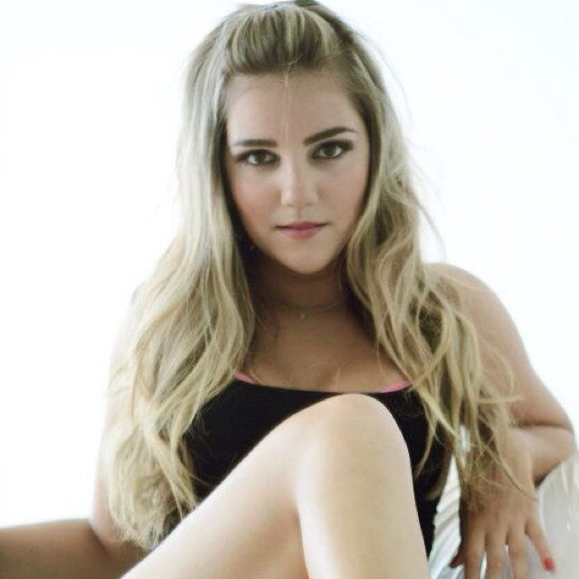 Mineira, geminiana, modelo, atriz, publicitária, as vezes legal as vezes chata, extrovertida, ansiosa, louca e apaixonada pela vida!!