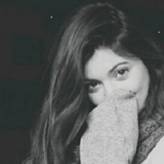 لآ زعلت وجآك مني خطآ ؟ آمسكني بيدي وعلمني خطآي.