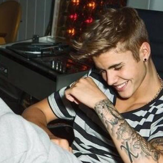 Justin, Liam, Austin followed me before by i got my account hacked :/ Louis replied x2 ∞