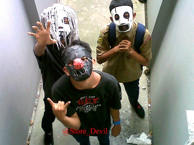 «PEMBUATAN TOPENG \m/ Anggota SOTRE_DEVIL.Bambang S. Keanu Ryzkhadhana. Yori R.Febry Ramadhan.AMBISI Di Depan Mata Kita.Yang Tidak Menghargai Kita \m/