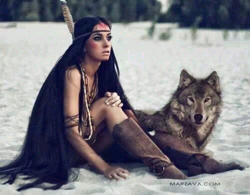 Soy la loba fiel de Arya Stark .Me llevaron de Invernalia a Desembarco y luego desapareci ...pero por las noches salgo a cazar y no voy sola...