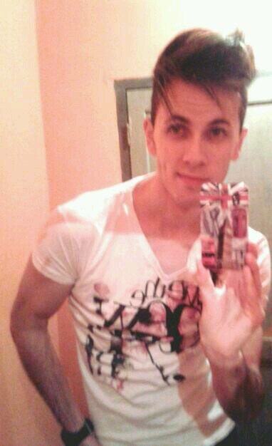 'Deus ♥ Gaúcho, Colorado, 23 Anos, Ciumento, Carinhoso, Sensível, Tímido, Simpático.		Dono do @1FraseForYou ツ	Since: 02/08/2012 	 'Membro do @ClubeFollowBack'