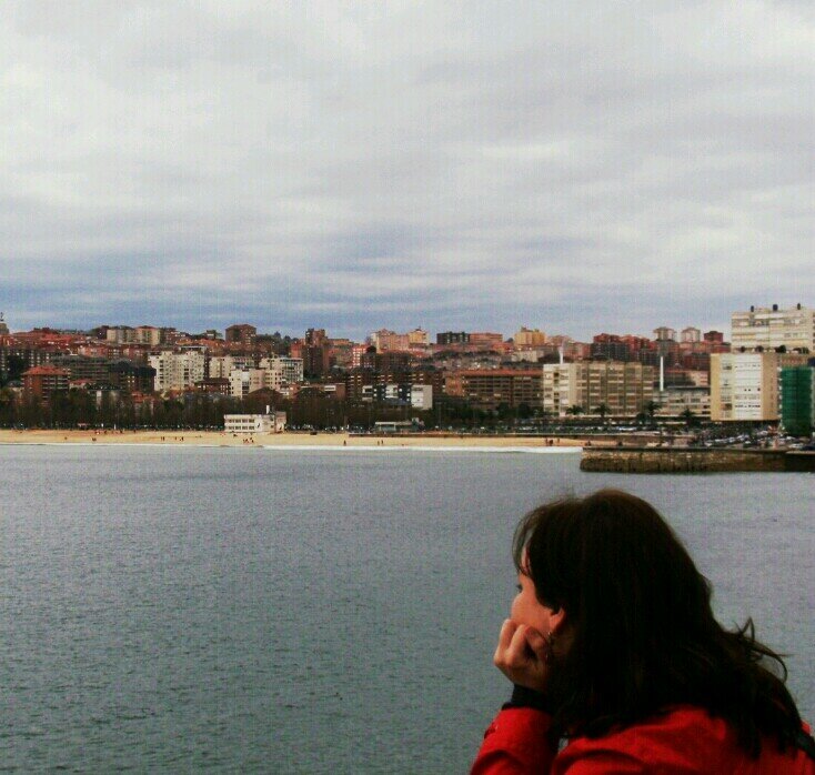 Riendo, viajando, sonriendo y compartiendo. Devorando música, libros, cine y series. Informática.