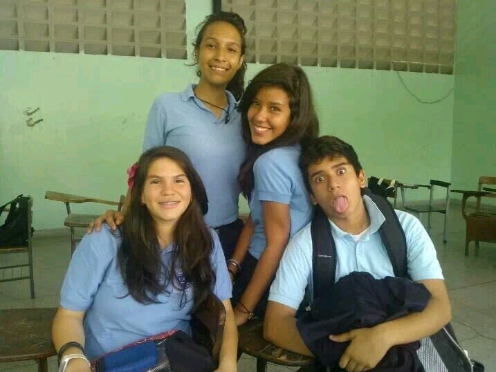hooola soy nuevo en twitter, tengo 14 anos, soy venezolano orgulloso de serlo, vivo en maracay edo aragua, amo el futbol y las chicas.sigeme y te sigo