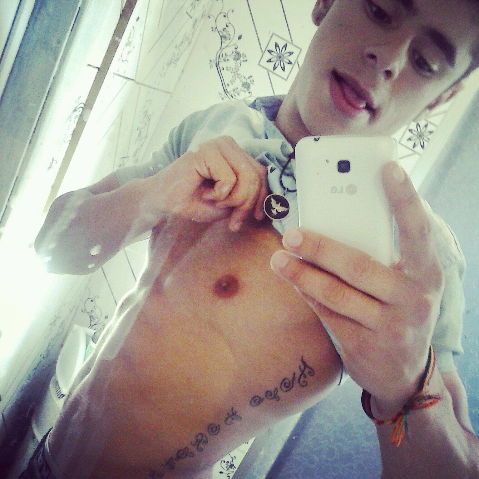 Não se preocupe com a vida, e nem com viver, viva como da ou pode sem se preocupar, você se sentira muito mais feliz. :P