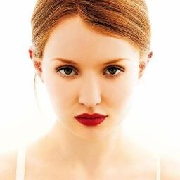 Charlotte Branwell. Encargada del Instituto de Londres. Como intentes acercarte a los mios, ten cuidado.