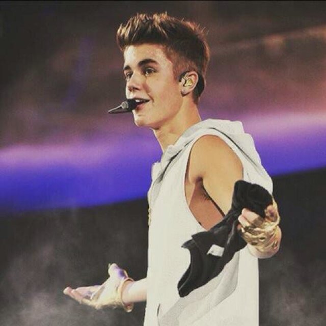 Just a simple girl named Melissa, supporting Ariana Grande and Justin Bieber until the very end of time.