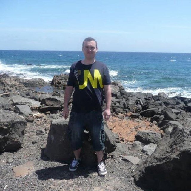 A chef from south wales - just living my life mainly Tweeting about football ⚽⚽⚽ Wales #mufc #twitter92 follow back ask