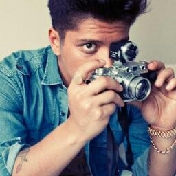 Escrever o amor de uma Hooligan pelo Bruno é uma coisa que é impossivel..conte as estrelas e a areia do mar!..Amar o Bruno...Não tem preço! ♥ 1Bjo