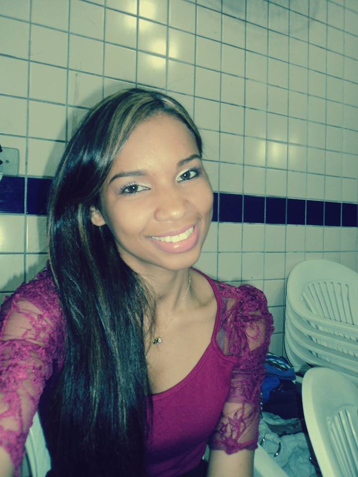 Uma garota de 17 anos , que ama Deus , moda beleza , namora com Wil Dias e ama Ser Chamosa !