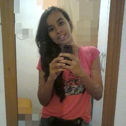 Eu sou garota super feliz e bem humorada adoro Justin Bieber, Zayn Malik e The Vampire Diares