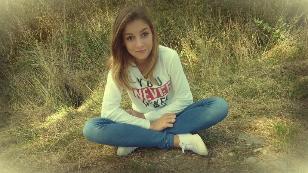 salut moi c'est chloe , abonne toi (l)  , bisous (l)