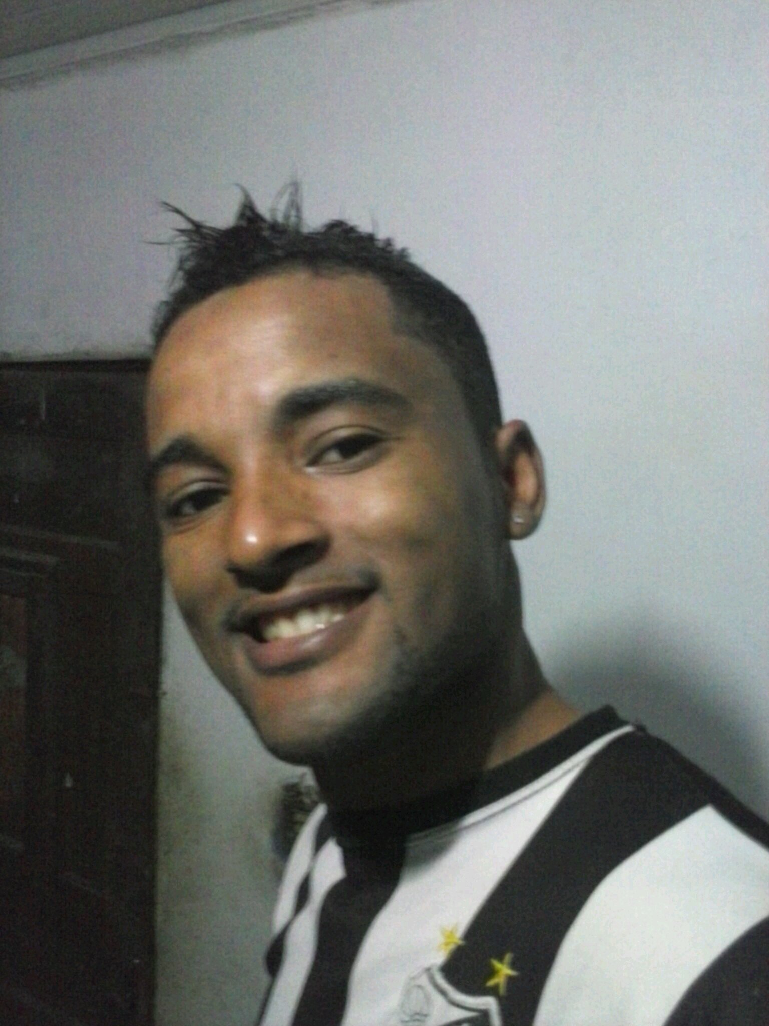 sou quem sou nao o que deseja que eu seja,sou romantico,transparente,engraçado e sincero