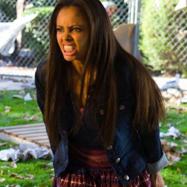 Hi Im Sarah Fox Im 17 Single Not Real Shes Best Friends Are Kim,Ethan,Rory,Erica And Benny Im a Vampire @kimmybearxx Is My Vampire bff