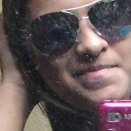 Quem tem luz própria, incomoda quem está no escuro.