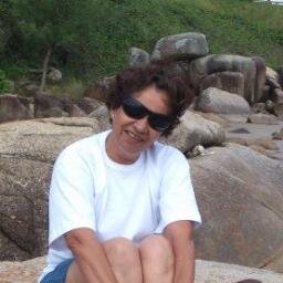 casada , tenho 4 filhos , faço trabalhos manuais, gosto de ler . .......