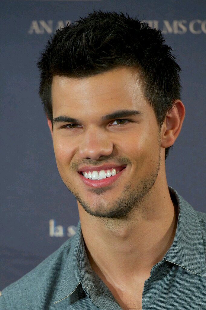 amo a taylor lautner hasta las fuerzas y mi rabia hasta que el corazon se me explote es el mejor actor que he conocido y lo amo hasta la muerte de mi vida... te