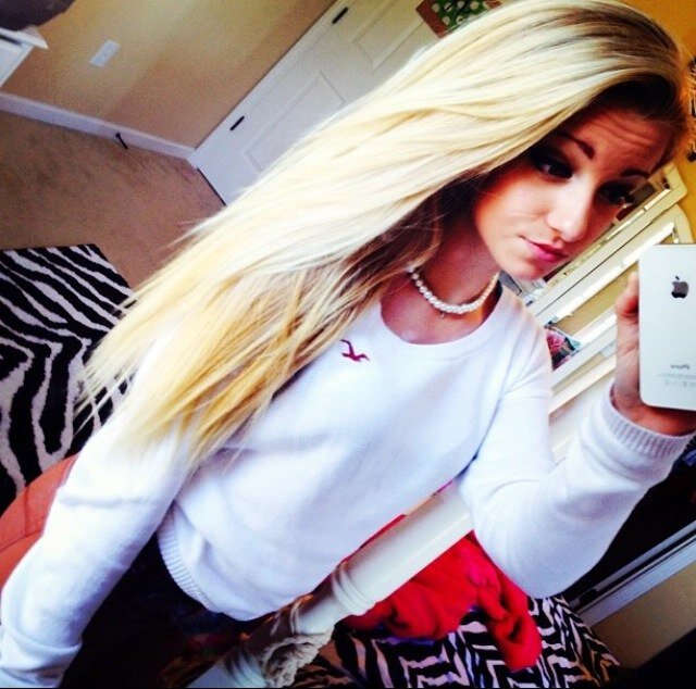 Cassie, 17 years old. Im a hybrid of a werewolf/vampire. Fam: @DreamGirlMacie @VampDaniel & @VampPaulZ. Single/Bisexual.