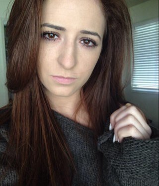 my name is Sydney • I like pizza and beanies // taken by @fauxcaylen ♡ // mommy to little Scarlett ❁