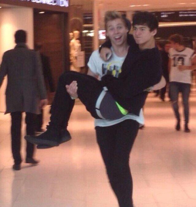 Follow @clifforcondom ? Please? (-: ask for a follow back