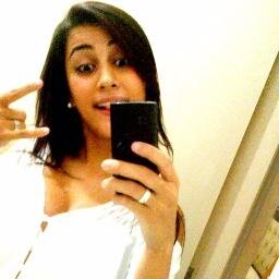 Vai menina, fecha os olhos. Solta os cabelos. Joga a vida. Como quem não tem o que perder. Como quem não aposta.