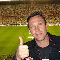 Baita jogador, comentarista da Rede Bandeirantes e blogueiro do UOL Esporte. E Fake! Ah, e um baita jogador!