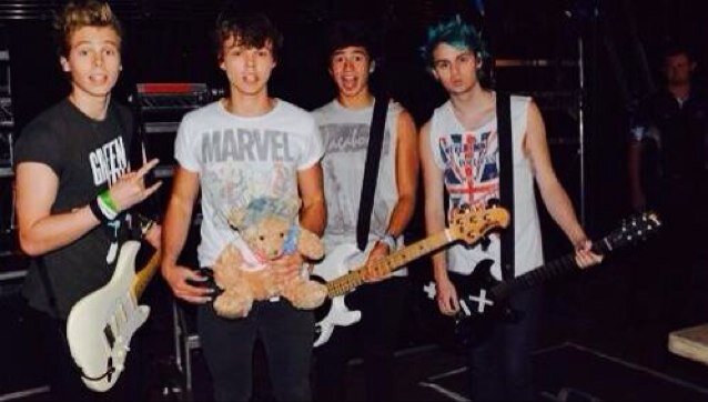 This is a imagine and random account for the 9 idiots im in love with. 1/4 never/5