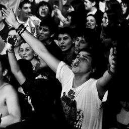 Como primera condición ser bien humilde. Con el rock en las venas. Uno de millones. Guitarra,amigos y nada mas.Micaela mi dios. Manija de rock,fútbol,Che y vino